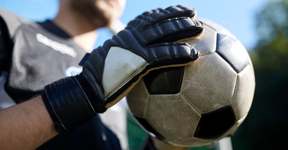 THE MODERN GOALKEEPER: HISTORY AND EVOLUTION OF THE ROLE